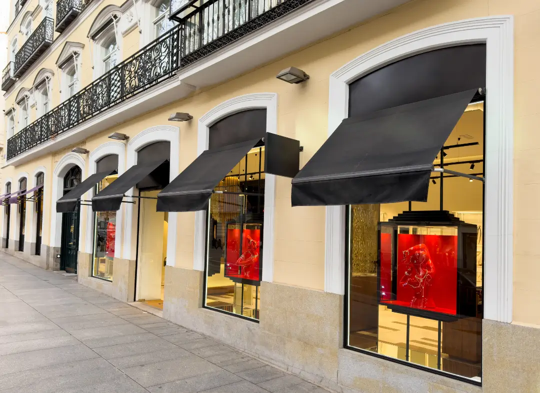 Façade vitrine de magasin en aluminium sur mesure à Martigues